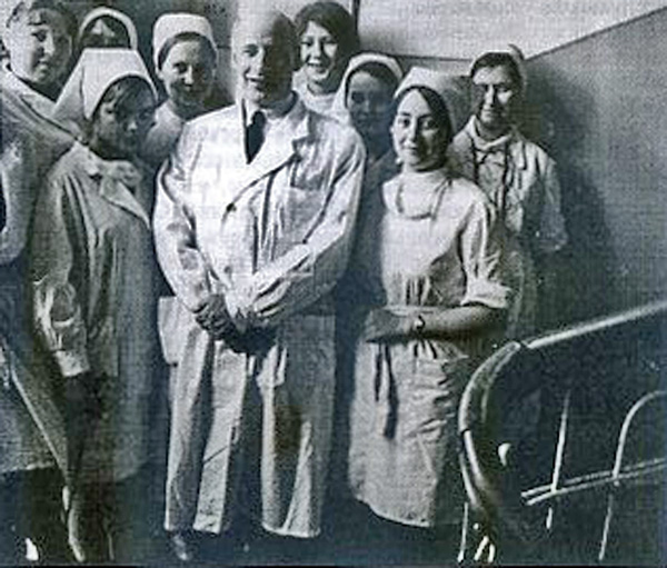  М. З. Гордон с ученицами Медицинского училища, 1970-е годы. 